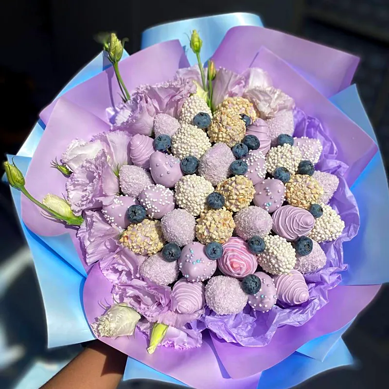 Клубника с цветами
